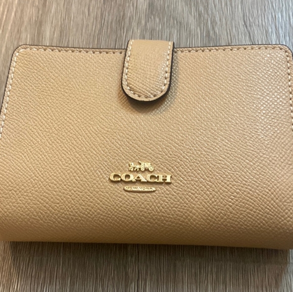 NWT COACH BEIGE WALLET. - Picture 2 of 10